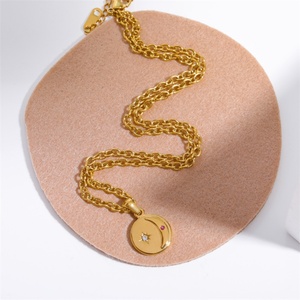 Collares al por mayor con colgante redondo de oro PVD y circonitas de sol y luna para mujer - Product Image 4
