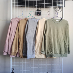 Maglione abbinato alla famiglia personalizzato morbido pullover solido in spugna francese per genitori e bambini per l'autunno - Product Image 4