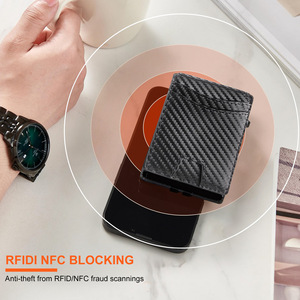 Portefeuille intelligent en fibre de carbone avec blocage RFID, porte-cartes automatique avec pince à billets pour hommes - Product Image 6