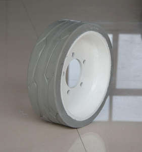 Neumático sólido resistente a cortes 12x4 para plataformas elevadoras de tijera AWP Genie/JLG - Product Image 4