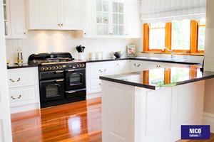 Hermoso gabinete de cocina de madera maciza blanca rústica de estilo rural Victoriano de NICOCABINET con fregadero de mármol para casas de campo - Product Image 5