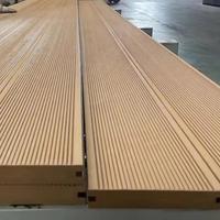 Panneaux de terrasse en WPC à grain de bois carré, co-extrudés, embossés en 3D, résistants aux intempéries et aux décolorations