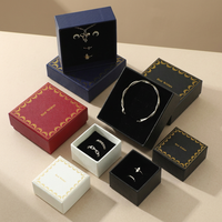Emballage de bijoux haut de gamme en gros d'usine avec couvercle carré texturé et estampage à chaud pour colliers, bracelets et pendentifs