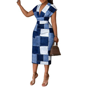 Abito midi aderente a vita alta con scollo a V stampato, senza maniche, in tessuto elasticizzato. - Product Image 1