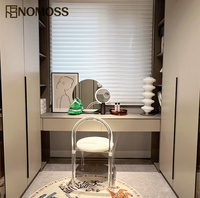 Conception de dressing moderne et luxueux sur mesure pour projets d'appartements, avec organisation flexible pour les intérieurs résidentiels