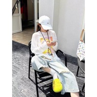 Jeans déchirés tendance de sept pouces en stock avec motifs cœurs d'ours mignons et attaches en dentelle, ludiques et accrocheurs