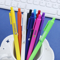 Pulpen Gel Plastik Klik Gaya Modern Tinta Hitam Tidak Dapat Dihapus Lebar Tulisan 0.5mm untuk Penggunaan Kantor Sekolah Pulpen Promosi Logo Kustom