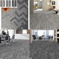 Dalles de moquette modernes en nylon à boucles pliables antistatiques 50x50cm avec support PVC pour bureaux, salles de serveur, salles de conférence, terrains de golf et voyages