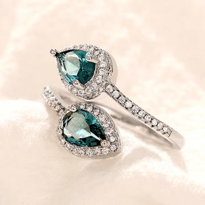 Anello di Fidanzamento Q388 per Donna con Diamante Naturale Taglio Pera e Pietre Laterali in Diamante, Stile Classico - Product Image 4