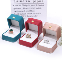 Boîte à bijoux personnalisée de haute qualité avec logo du fabricant, boîte à bagues en cuir PU de luxe décorée d'une couronne, pour mariage et fiançailles