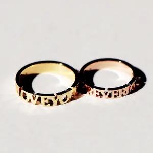 थोक कस्टम उत्पादन स्टेनलेस स्टील सोना मढ़वाया व्यक्तिगत पत्र नाम प्रतीक की अंगूठी महिलाओं के गहने 18K सोने की अंगूठी