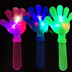 Accessoires de fête lumineux LED clignotants en forme de mains applaudissantes, jouets d'encouragement pour anniversaire, nouveauté portable durable - Product Image 1