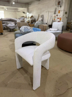 Moderner Luxus-Esszimmerstuhl aus Creme-Bouclé, nordischer geschwungener Sessel, gepolsterter Outdoor-Akzentstuhl für Villa, Resort, Hotel