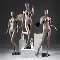 Mannequin féminin abstrait haut de gamme, plusieurs poses, taupe mat, pour l'affichage de vêtements de luxe