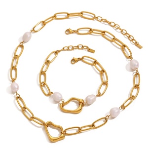 Joyería Personalizada, Collar de Perlas Irregulares con Colgante de Acero Inoxidable y Oro de 18k, Joyería de Moda Impermeable para Mujer - Product Image 1