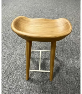 Tabouret et repose-pieds en bois faits à la main EFS, avec siège incurvé ergonomique et support croisé en métal, pour un mobilier domestique polyvalent - Product Image 3