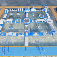 Parc aquatique gonflable commercial avec parcours d'obstacles et plage flottante pour activités aquatiques
