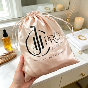 Bolsa de satén personalizada con cordón para champán, con logo impreso en negro, bolsa de almacenamiento de lujo de seda y satén para pelucas y extensiones de cabello. - Product Image 1