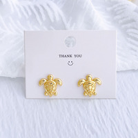 Boucles d'oreilles plaquées or motif océan, coquillage en forme d'éventail supérieur associé à un pendentif tortue en relief, bijoux de plage estivaux