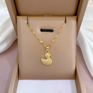 Collar de Lujo con Colgante de Patito con Diamantes de Circonia, Cadena de Acero de Titanio, para Mujer - Product Image 1
