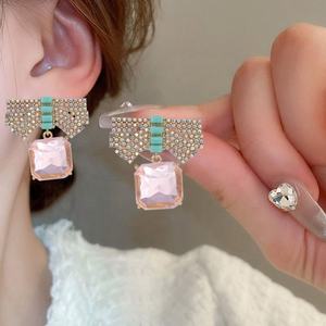 Pendientes de Lazo con Flores y Diamantes de Lujo, Diseño Profesional Personalizado, Chapados en Oro, para Mujer, Disponibles en Varios Colores - Product Image 1