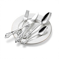 Ensemble de couverts européens rétro en acier inoxydable poli avec poignée gaufrée argentée, fourchette, cuillère, couteau pour collection de vaisselle de fête et d'hôtel