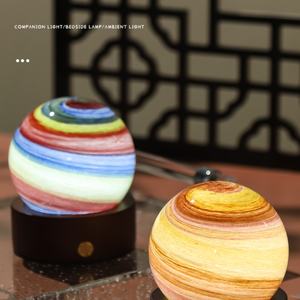 Lampe de table en verre coloré avec base en noyer, lampe de nuit LED intelligente, lampe de nuit de décembre à célébrer - Product Image 2