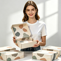 Boîte d'expédition personnalisée haut de gamme avec logo coloré, gaufrage, fermeture magnétique, recyclable et écologique en carton ondulé