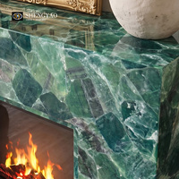 Décoration intérieure de luxe, cheminée personnalisée en cristal de fluorite verte et en pierre de quartz pour salon de villa