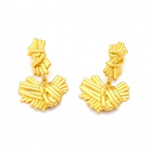Pendientes de Fiesta con Forma de Corazón Tridimensional Geométrico Exagerado, Lisos y Huecos, de Acero Inoxidable con Baño de Oro de 14K - Product Image 2