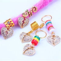 1 sac d'accessoires de coiffure pour enfants : bijoux pour tresses, anneaux de cheveux, pendentifs cœur creux en alliage à ressort, épingles à cheveux, pour DIY et fêtes