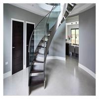Escalier courbé moderne sur mesure avec balustrade en verre et marches en bois pour la décoration intérieure de villas de luxe
