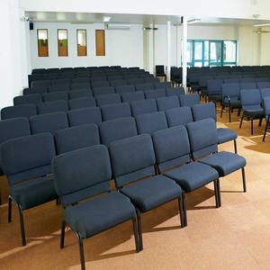 Chaises d'église en métal personnalisées de style nouveau, fabrication en gros, chaises d'église empilables et imbriquées, chaises d'église rembourrées personnalisées - Product Image 1