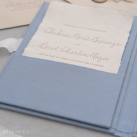 Cartes d'invitation de mariage luxueuses, chics et romantiques en lin gris clair avec pochette en lin ivoire et couverture rigide