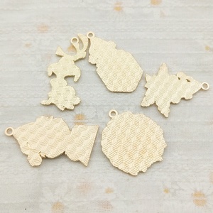 Breloque Pendentif Couronne de Noël Style Grinch en Émail avec Lumières Festives, Doré, pour Fabrication de Bijoux DIY, Accessoire Collier et Bracelet - Product Image 5