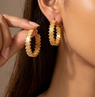Accessoires: Elegante und luxuriöse unregelmäßige C-förmige Design-Ohrringe, vielseitig und hochwertig, elegante Ohrstecker.