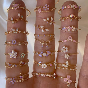 トレンドの18Kリアルゴールドメッキ銅製オープンリング、調節可能なスイートピンクパープルジルコンクリスタルバタフライサクラフラワーリング（女性用） - Product Image 1