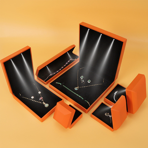 Scatola per Gioielli di Lusso Personalizzata con Logo, Finitura <span class=keywords><strong>in</strong></span> Vernice Arancione, <span class=keywords><strong>in</strong></span> Velluto, con Luce LED per Orecchini, Ciondoli, Collane, Bracciali e Anelli - Product Image 2