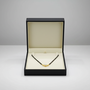 Cadena de cuentas negras chapada en oro tradicional de 22 quilates con colgante floral de una sola perla, joyería de uso diario, mangalsutra india para mujer - Product Image 3