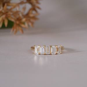 Elegante anillo de banda con diamantes para mujer, diseño de anillo de oro para uso diario, joyería moderna premium con un estilo clásico. - Product Image 1