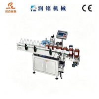 Machine d'étiquetage entièrement automatique à alimentation par rouleaux pour bouteilles d'eau minérale, de jus de fruits et de sauce soja