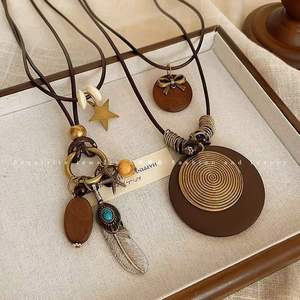 Collar Largo con Colgante de Aleación de Zinc Estilo Chino, Diseño Geométrico con Patrón de Leopardo, Étnico y en Capas, para Mujer, Moda para las Cuatro Estaciones - Product Image 2