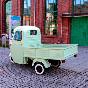 Tricycle électrique de livraison fermé à trois roues, moteur 100-150 kW, batterie 70-90 kWh, autonomie 200 km, usage commercial - Product Image 1
