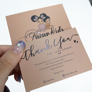 Tarjetas de Agradecimiento con Ilustración de Dibujos Animados y Logotipo Personalizado de 5.5x8cm, Impresión en Lámina Negra, Código de Descuento, Marca de Boutique Infantil, Negocio Cx8cm - Product Image 4