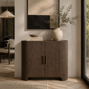 Credenza Moderna a 2 Ante con Pannelli Frontali Scanalati, Angoli Arrotondati e Base Rialzata per Soggiorno e Sala da Pranzo - Product Image 1