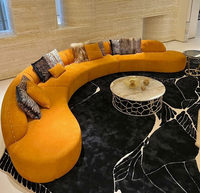 Ensemble de canapés courbes de luxe italiens haut de gamme, design moderne, convertible et rembourré, pour un salon au style moderne.