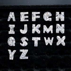 Venta al por mayor a granel de piedras de moissanita personalizadas con 26 letras de la A a la Z, facetadas, con corte trasero, de forma elegante, blancas, claridad D VVS, tipo diamante. - Product Image 1