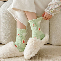 Chaussettes d'hiver en polaire corail pour femmes, chaussettes en peluche à imprimé fruits mignon, chaussettes d'intérieur, chaussettes de sommeil épaisses et chaudes, chaussettes pour dames, vente en gros