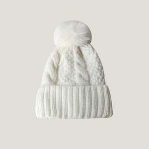 Bonnet tricoté personnalisé chaud et tendance pour femme avec pompon en fausse fourrure – Collection Hiver 2025 – Blanc et Noir - Product Image 6