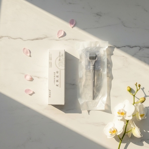 Rouleau d'aiguilles stériles jetables en acier inoxydable pour les soins et le rajeunissement de la peau du visage, avec des propriétés hydratantes et nourrissantes - Product Image 1